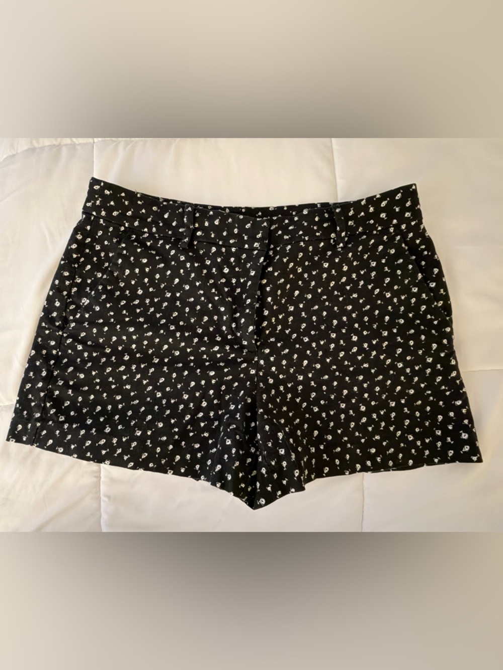 LOFT SHORTS 8 Black Floral Riviera Stretch Flat Front Ann Taylor